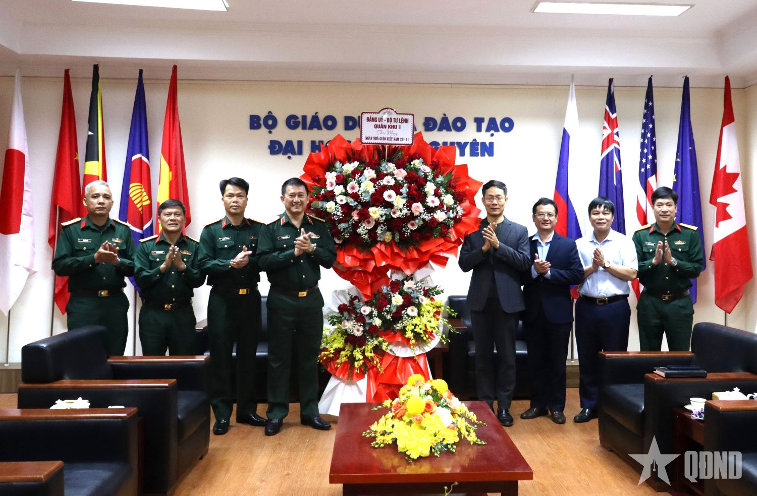 Bộ tư lệnh Quân khu 1 chúc mừng Đại học Thái Nguyên nhân Ngày Nhà giáo Việt Nam

